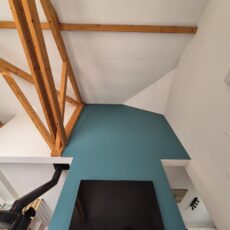 Varces Realisation dun espace TV avec plafond lasure des poutres et mur en couleur