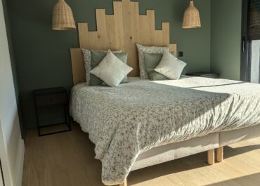 Realisation dune chambre avec tete de lit en chene scaled