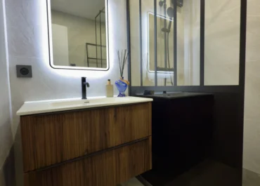 TR Création salle de bain avec mirroir éclairé séparation noir industriel meuble en bois